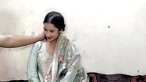 Indian girl shows off her beautiful body and cute face
