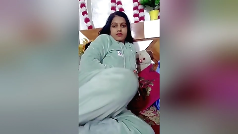 Indian bhabhi gets a blowjob and takes a cock in her pussy