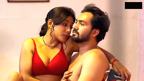 Indian MILF with big tits gets her pussy stretched