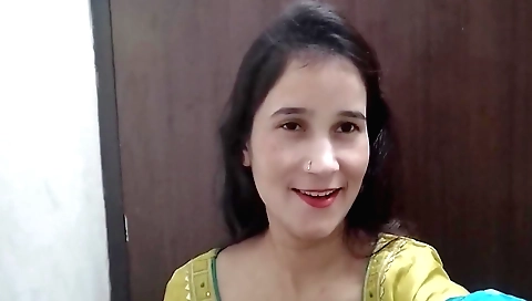 Indian solo girl video showing her nice body and dress