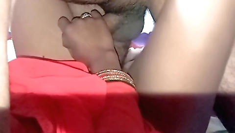 Sexy Indian milf is stretching her hairy bushy pussy