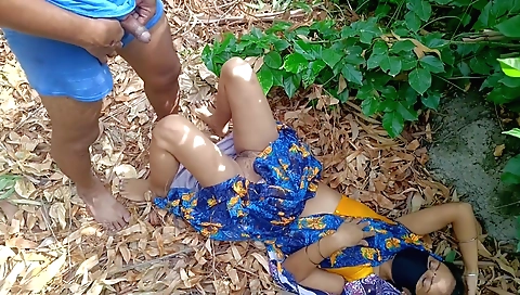 I got horny while being outdoors and I fucked my pussy