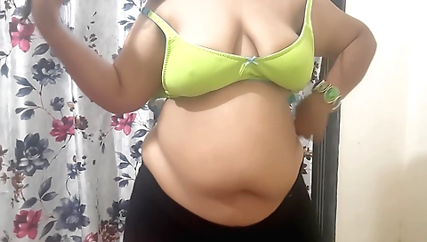 Sexy woman shows off her hot body in homemade video