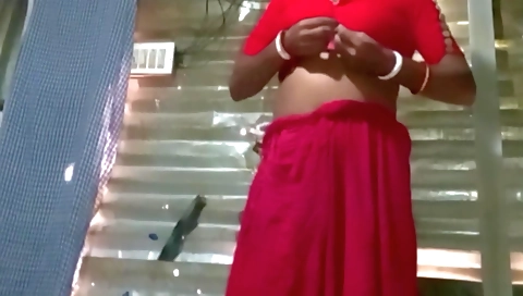 Indian aunt has a hot handjob in amateur porn video