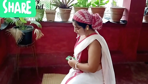 Indian babe with a beautiful face masturbating her feet
