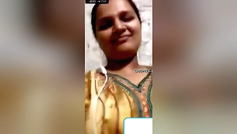 Chatty Indian chick shows her huge boobs on web cam