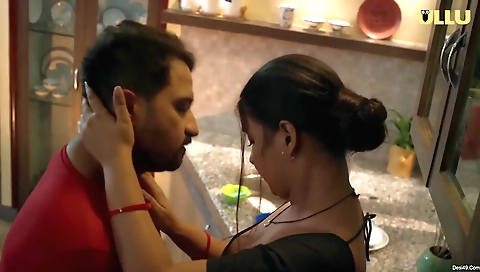 Jalebi Bai gets her face painted with her own juices
