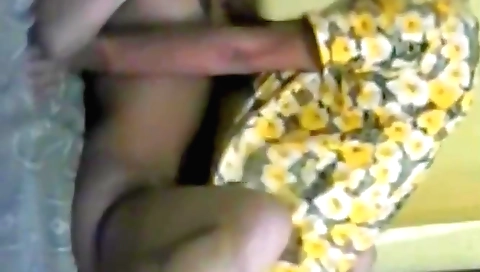 Indian teen girl in yellow kameez shows off body in hidden cam