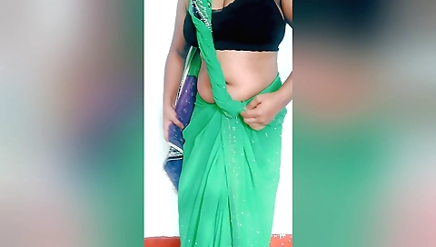 Indian babe shows her big tits in this sexy solo video