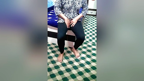Indian lady with a round ass masturbates in solo videos