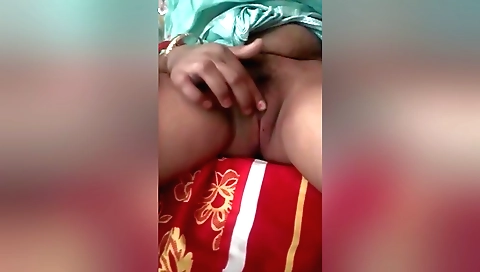 Indian wife in amateur solo video showing her pussy