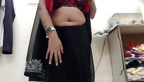 Busty Indian babe shows off her boobs in her black sari
