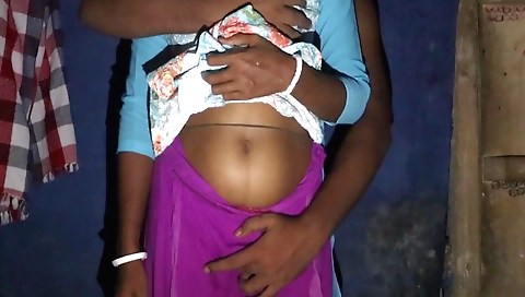 Indian girl has sex with her boyfriend in homemade video