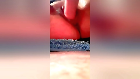 Indian hottie plays with her pussy in a hot solo video