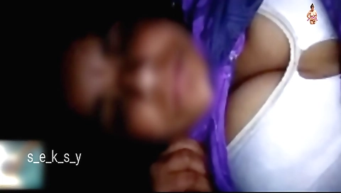 Indian housewife masturbates in her bedroom in amateur video