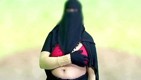 Sexy indian girl with a sexy face enjoys a nice solo video
