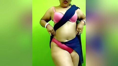 My amateur beauty girl shows off her awesome curves