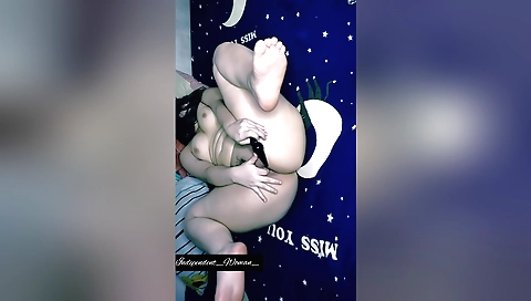 Solo girl with a great booty playing with a vibrator