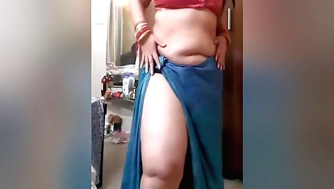Amateur stepmom shows her big booty in a solo video