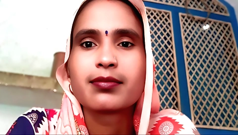 Indian slut shows her puffy pussy in this hd porn video