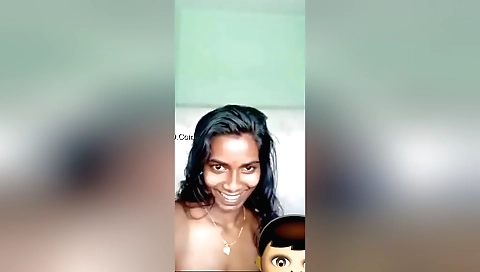 Mallu girl shows her titties on camera in amateur video
