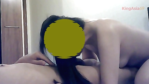 Amateur brunette with round ass and tits fucks in webcam