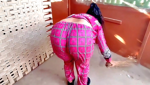 Bhabhi gets naked and starts to have fun in an anal