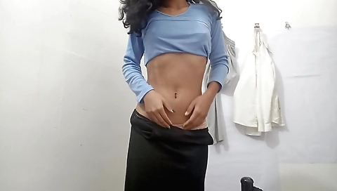 Amateur brunette girl fingering pussy in solo video