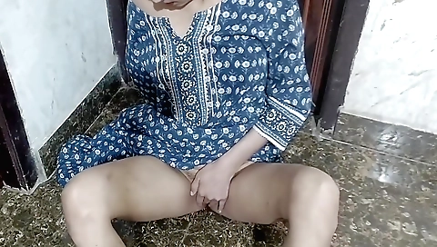 Hindi amateur solo video showing girl in her panties