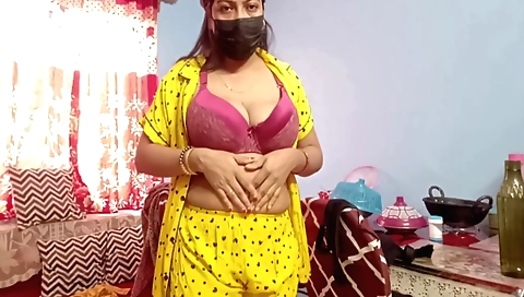 Indian hottie takes off her bra to have a good sex