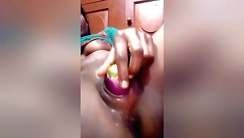 Indian teen masturbates and shows herself on screen