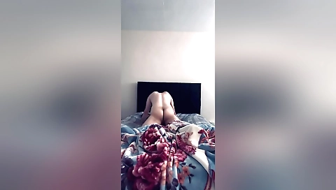 Indian babe with a sexy body making a hardcore webcam vid