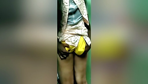 Indian amateur chick likes to make love with her webcam lover