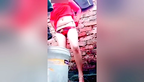 Indian girl 26 years old is getting off in the bath