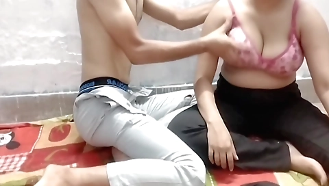 Amateur brunette has sex with her neighbor's pescus